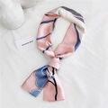 Élégant foulard en soie rose avec imprimé floral abstrait bleu sur fond de tissu blanc - 7 Fleur d'Abricot Rose
