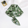 Piccolo foulard in raso verde erba con stampa margherite e bordi bianchi a righe - Margherita Verde