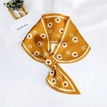 Pañuelo de seda amarillo jengibre con estampado de margaritas y diseño de cinta - Margarita Amarilla Pequeña