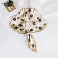 Pañuelo estrecho beige con estampado de margaritas anudado en lazo y borde marrón oscuro - Margarita Beige