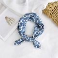 Elegante foulard in seta blu con stampa a catena su sfondo di tessuto bianco morbido - 50cm x 50cm / Motivo a Catena Blu