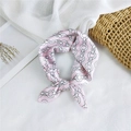 Foulard quadrato in seta rosa con motivo a catena annodato su sfondo decorato - 50cm x 50cm / Motivo a Catena Rosa