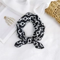 Elegante foulard in seta bianco e nero con motivo a catena e finitura satinata - 50cm x 50cm / Motivo a Catena Nero