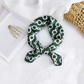 Piccolo foulard di seta verde con motivo a catena bianca annodato ad anello - 50cm x 50cm / Motivo a Catena Verde