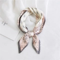 Foulard plissé en soie avec dégradé rose et gris et motif de lignes artistiques - Cadre Paisley Plissé Rose