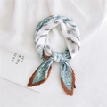 Foulard en soie plissé avec imprimé floral bleu-vert et bords marron sur blanc - Cadre Paisley Plissé Vert