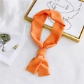 Elegante oranje smalle zijden sjaal voor dames met een gladde satijnen afwerking en textuur - Oranje