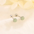 S925 Sterling Silber Ohrstecker mit runder Nephrit-Jade Nachahmung und floraler Fassung - Silber (C140)