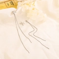 Pendientes largos asimétricos plateados en forma de X con borlas y piedras brillantes - Oro Blanco