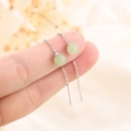 Eleganti orecchini lunghi con perle di giada verde pallido, mostrati a mano con raffinatezza - Stile Perla Rotonda Color Giada (A155)