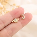 Asymmetrische goldene Mond- und Planetenohrringe mit Zirkonia-Steinen von Fingern gehalten - Gold (C150)