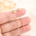 Elegantes pendientes de hilo con letra W dorada y cristales para un look femenino moderno - Dorado (A160)