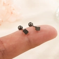 Boucles d'oreilles cubes noirs minimalistes avec fermoirs à vis sur le bout du doigt - Noir