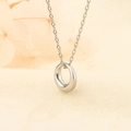 Minimalistische zilveren ketting met ronde hanger en gepolijste spiegelglans op linnen - Zilver