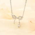 Elegante 925 zilveren strik halsketting met pave diamanten en heldere ronde steen hanger - Strikstijl (W8)
