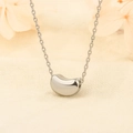Minimalistische silberne Bohnen-Halskette mit poliertem Finish an einer feinen Gliederkette - Silberner Bohnenstil (W15)