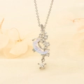 Elegante collana con ciondolo a forma di luna e stella con opale su tessuto beige - Stile Luna Stella (W30)