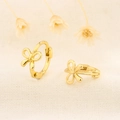 Elegantes pendientes de lazo dorado sobre tela texturizada con flores secas - Dorado (HL-79)