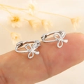 Pendientes de lazo en plata pulida para mujer con un diseño de lazo calado minimalista - Oro Blanco (HL-79)