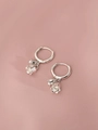 Detailaufnahme des S925 Silberstempels und Maiglöckchen-Anhängers am eleganten Ohrring - Maiglöckchen Stil - Ein Paar (HL-84)