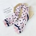 Foulard en soie rose poudré avec pois bleu marine et bordure contrastée élégante - 90cm / Rose à Pois