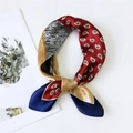 Sciarpa di seta colorata con motivo paisley e bordo blu navy su sfondo bianco - Graticcio Paisley Blu Marino