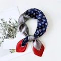 Foulard quadrato in seta con motivi paisley e floreali in blu navy e rosso scuro - Bordo Rosso Graticcio Paisley