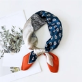 Foulard in seta da donna con eleganti motivi paisley blu e arancioni vivaci - Bordo Arancione Graticcio Paisley