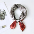 Pañuelo de seda con estampado paisley en naranja y gris para cuello de mujer - 53cm Cuadrado / Camel Cachemir