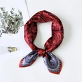 Carré en soie bordeaux et gris à motifs paisley noué en une boucle élégante - 53cm Carré / Rouge Violet Cachemire