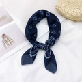 Foulard quadrato in lino e seta blu scuro con motivo paisley bianco a fiocco - Blu Navy Paisley