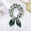 Piccolo foulard di cotone e lino a pois crema con bordo verde su borsa di paglia - Verde a pois