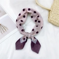 Sciarpa di seta rosa pallido con pois viola scuro e bordo con motivo geometrico - Pois Viola
