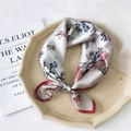 Elegante pañuelo de seda plateado con estampado de bayas en bandeja de piedra - Camello Vieira Floral