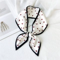 Elegante sciarpa sottile in seta bianca con cuori rossi e bordi neri rifiniti - 86cm / Bianco Cuore Rosso Bordo Nero