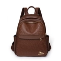 Sac à dos marron en cuir pour femme avec texture tissée et logo kangourou doré devant - Marron