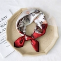 Elegante pañuelo de seda rojo y blanco con estampado de conchas en una bandeja beige - Rojo Vieira Floral