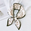 Foulard étroit à motifs cœurs avec bordure vert foncé noué en nœud élégant - 86cm / Blanc Cœur Rouge-Brun Bord Vert