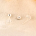 Paire de boucles d'oreilles pissenlit en argent avec fermoir à vis sur tissu beige - Petite Taille (C215) / Argenté