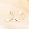Élégantes boucles d'oreilles en C en métal argenté avec perle d'eau douce et bille - Perle d'Eau Douce en Forme de C Minimaliste (C236)