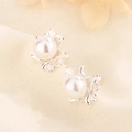 Eleganti orecchini a perno con fiore di perla e petali d'argento su sfondo beige strutturato - Stile Fiore di Perla (C238)