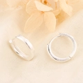 Orecchini a cerchio minimalisti in argento con finitura opaca su sfondo materico caldo - Oro Bianco (HL-103)