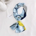 Foulard étroit en soie bleu clair avec motif floral jaune noué avec élégance - 9 Fleur d'Abricot Bleu Clair