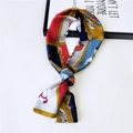 Écharpe étroite en soie avec motif équestre et patchwork coloré noué sur blanc - 17 Petit Cheval Rouge