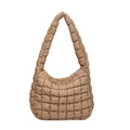 Borsa a spalla trapuntata beige a nuvola con motivo a quadri e tracolla larga morbida - Cachi
