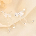 Elegante zilveren bloemenoorbellen met kwastjes, matte bloesems en hangende metalen kralen - Pruimenbloesem Kwastje Stijl (A205)