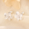 Pendientes de flor de plumeria en plata S925 con circón y cierre de rosca seguro - Estilo de flor plateada esmerilada (C258)
