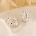 Pendientes de aro en plata de ley S925 con flores y diseño de pétalos calados - Pendientes Huggie de Circonita con Flores 3D (HL-112)