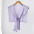Leichter gestrickter lila Schulterumhang mit Streifenmuster und Bindedetail aus Polyester - Lila