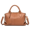 Dettaglio borsa Boston in pelle PU caramello con trama litchi e hardware dorato - Marrone